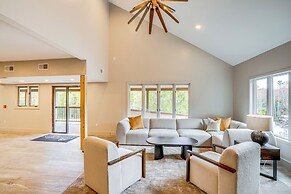 Mtn & Foliage Views: Modern Mount Snow Stay!