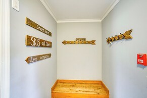 Mtn & Foliage Views: Modern Mount Snow Stay!