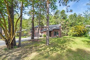 9 Mi to Saratoga Racetrack: Townhome w/ Bicycles!