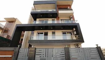 Saavi Hotel Sector- 46