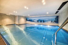 Luxurious 4-room Apartment With Swimming Pool, Gym, spa and Parking