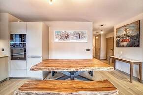 Luxurious 4-room Apartment With Swimming Pool, Gym, spa and Parking