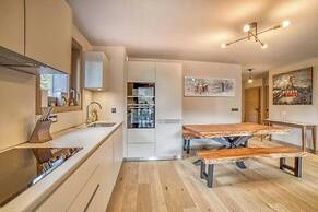 Luxurious 4-room Apartment With Swimming Pool, Gym, spa and Parking