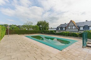 Renovated Apartment Sleeping 6 - Pool and Tennis