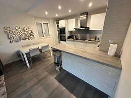 Renovated Apartment Sleeping 6 - Pool and Tennis