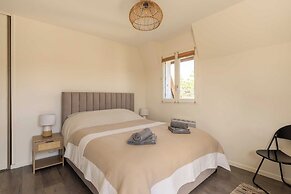 Renovated Apartment Sleeping 6 - Pool and Tennis