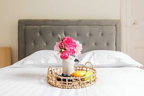 Chic and Refined Apartment