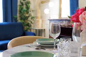 Chic and Refined Apartment