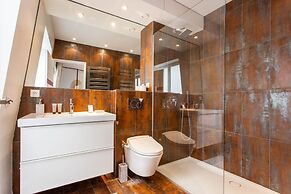 Bright Triplex - 4br/10p - Moulin Rouge