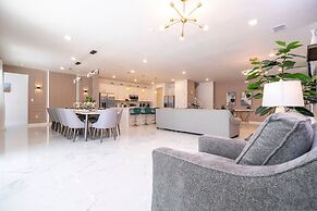 Stunning 15 Suites Close to Disney