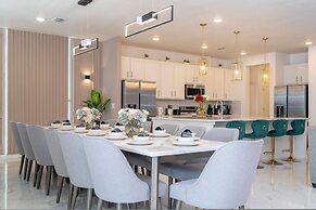 Stunning 15 Suites Close to Disney