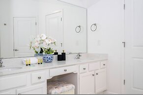 Stunning 15 Suites Close to Disney