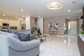 Stunning 15 Suites Close to Disney