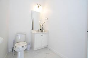 Stunning 15 Suites Close to Disney