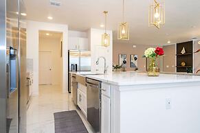 Stunning 15 Suites Close to Disney