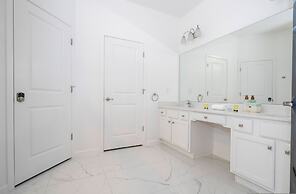 Stunning 15 Suites Close to Disney