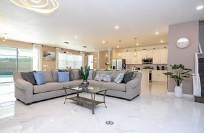 Stunning 15 Suites Close to Disney