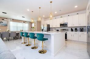 Stunning 15 Suites Close to Disney