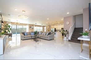 Stunning 15 Suites Close to Disney