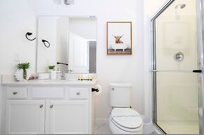 Stunning 15 Suites Close to Disney