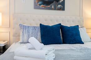 Stunning 15 Suites Close to Disney