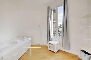 Cozy Apartment 2bdr/5p - in the Heart of Suresnes