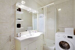 Experience the Parisian Lifestyle: 2BR Near Porte Maillot