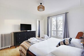Experience the Parisian Lifestyle: 2BR Near Porte Maillot