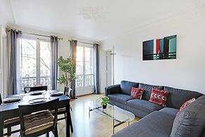 Experience the Parisian Lifestyle: 2BR Near Porte Maillot