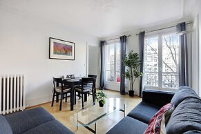 Experience the Parisian Lifestyle: 2BR Near Porte Maillot