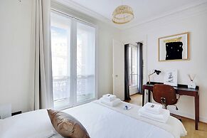 Experience the Parisian Lifestyle: 2BR Near Porte Maillot