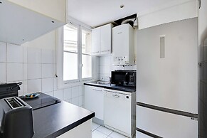 Experience the Parisian Lifestyle: 2BR Near Porte Maillot