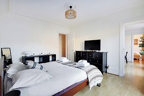Experience the Parisian Lifestyle: 2BR Near Porte Maillot