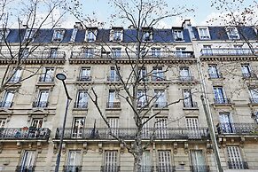 Experience the Parisian Lifestyle: 2BR Near Porte Maillot