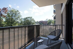 Contemporary Studio by Barton Park