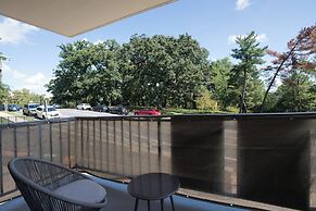 Contemporary Studio by Barton Park