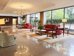 Contemporary Studio by Barton Park