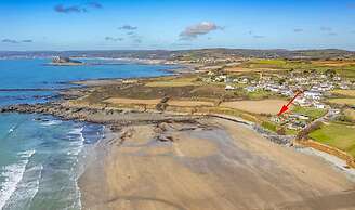 Private Cliff top Retreat by Perranuthnoe Beach