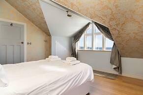 Private Cliff top Retreat by Perranuthnoe Beach