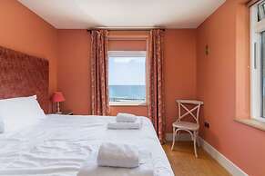 Private Cliff top Retreat by Perranuthnoe Beach