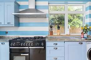 Private Cliff top Retreat by Perranuthnoe Beach