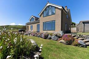 Private Cliff top Retreat by Perranuthnoe Beach