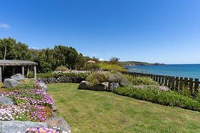 Private Cliff top Retreat by Perranuthnoe Beach
