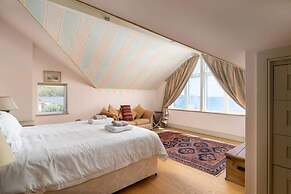 Private Cliff top Retreat by Perranuthnoe Beach