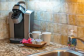 Luana Waikiki by Tropical Escapes Realty