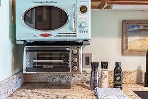 Luana Waikiki by Tropical Escapes Realty