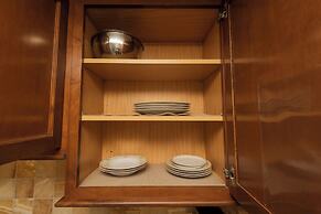 Luana Waikiki by Tropical Escapes Realty