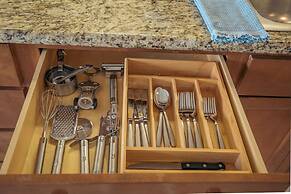 Luana Waikiki by Tropical Escapes Realty