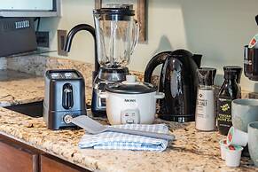 Luana Waikiki by Tropical Escapes Realty