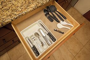 Luana Waikiki by Tropical Escapes Realty